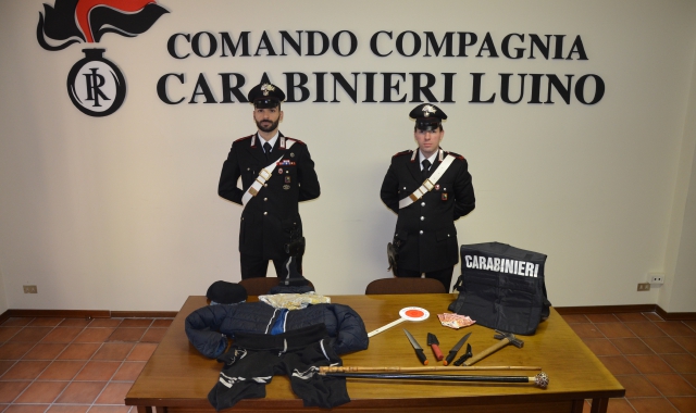 I carabinieri con il materiale sequestrato al rapinatore