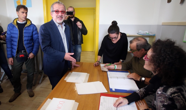 Il governatore della Lombardia, Roberto Maroni al seggio di Lozza per il voto referendario sull’autonomia