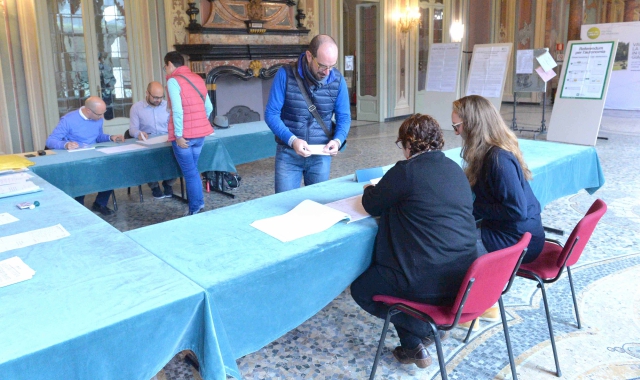 Le operazioni di voto nel seggio numero 1 di Palazzo Estense (Blitz)