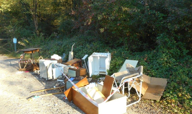 I rifiuti abbandonati in località Fontanelle. Chi li ha lasciati è stato individuato e multato