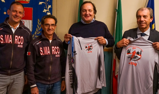  Paolo Oldani e Antonio Apollonio del club organizzatore con l’assessore Gigi Farioli e il consigliere comunale Roberto Ghidotti che mostrano le divise dell’edizione 2017 (Blitz)