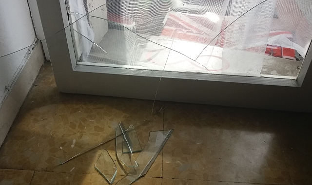La porta finestra infranta dai ladri per entrare nell’appartamento
