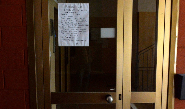 Il cartello affisso sul portone del condominio visitato dal falso tecnico (Blitz)