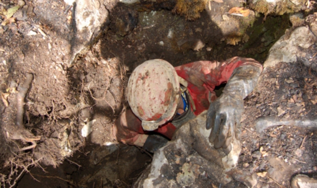 Gli speleologi del gruppo Cai di Varese ispezionano le grotte del Campo dei Fiori