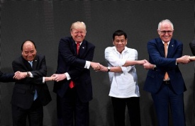 Asean, Trump in confusione su stretta di mano incrociata tra leader