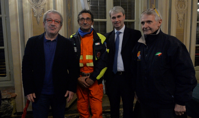 Roberto Maroni e il sindaco Davide Galimberti posano con alcuni dei protagonisti della battaglia vinta contro l’incendio al Campo dei Fiori (Blitz)