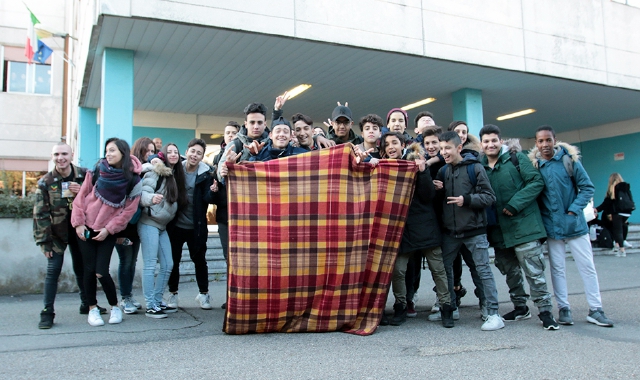 Un gruppo di studenti dello Zappa, armato di coperta, manifesta fuori da scuola (Blitz)