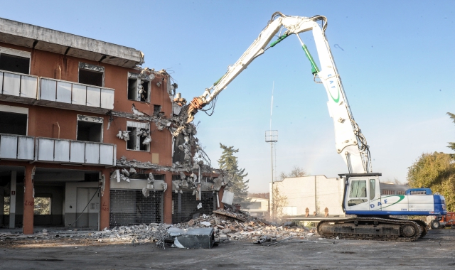 I lavori d’abbattimento dell’ultima casa delocalizzata a Lonate Pozzolo (Blitz)