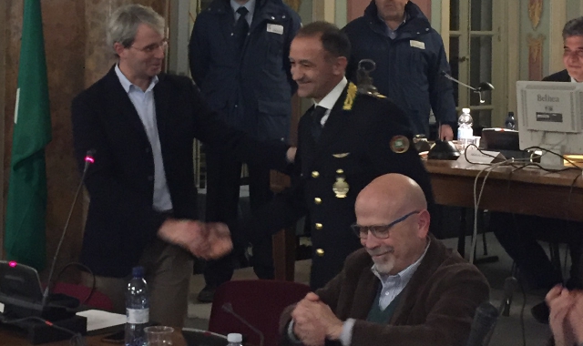 Stretta di mano tra il sindaco Davide Galimberti e Matteo Ferrario