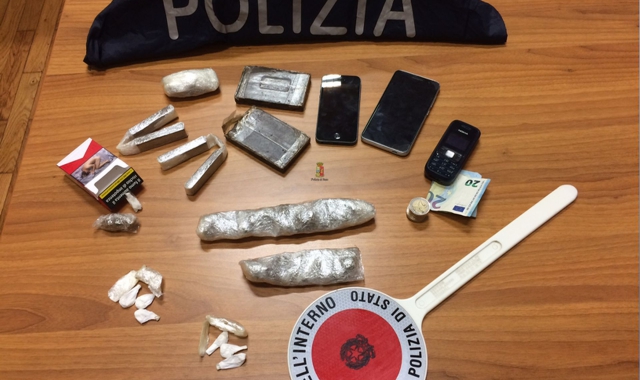 La droga e il materiale sequestrati dalla Polizia