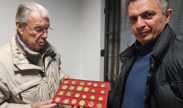 Decine di medaglie d’oro nella cassetta di sicurezza della Bustese Olonia: le mostrano il segretario Giovanni Cazzaniga e il presidente Alessandro Cardi