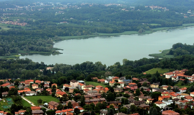 Il lago di Varese, inquinato ormai da anni, resta un osservato speciale  (Archivio) 