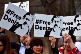 Giornalista Deniz Yucel non più in isolamento in carcere turco