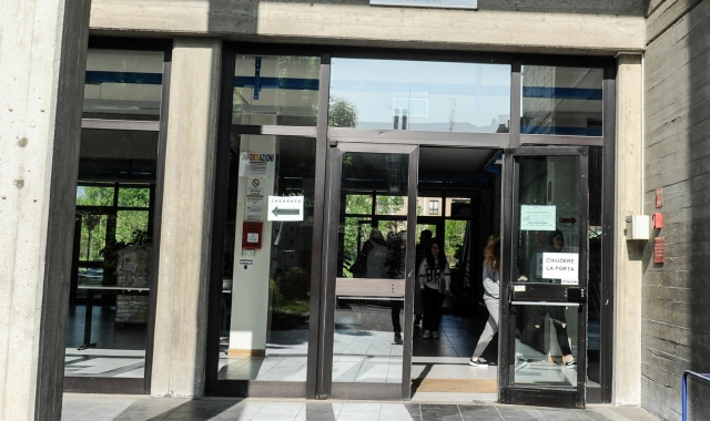 L’ingresso del Liceo “Gadda-Rosselli” (Blitz)