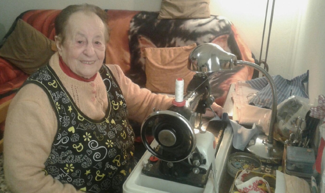 Ines Giudici con la sua inseparabile macchina da cucire