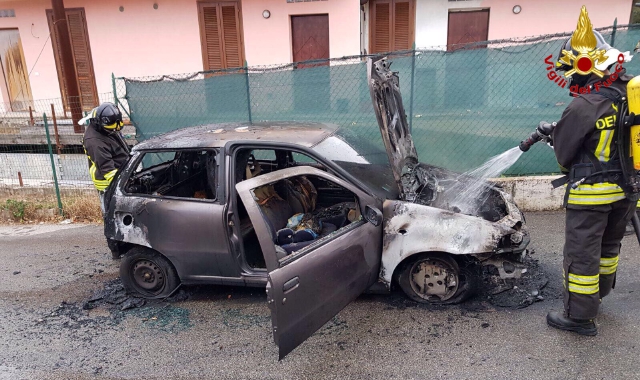 L’auto distrutta dalle fiamme a Golasecca