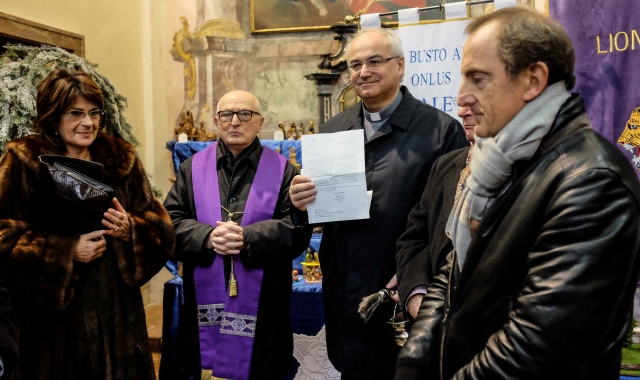 Inaugurato in basilica il 25° concorso dei presepi con benedizione di Papa Francesco (Blitz)