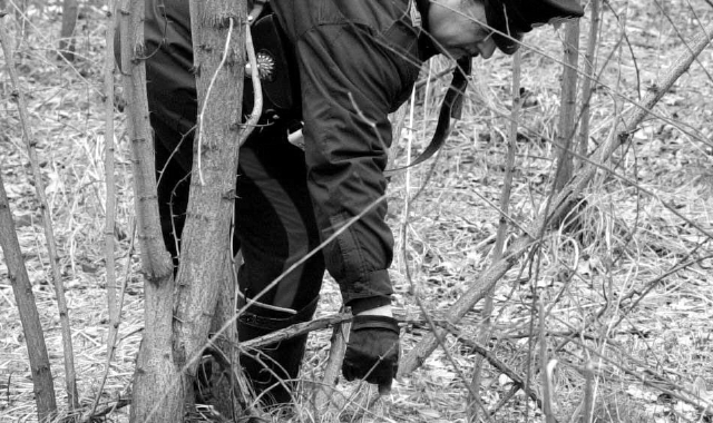 Nell’immagine scattata trent’anni fa, le ricerche dei carabinieri nei boschi attorno alla villetta dove era avvenuta la sparatoria   (foto Archivio)