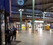 Olanda, polizia spara a uomo con coltello a aeroporto Amsterdam