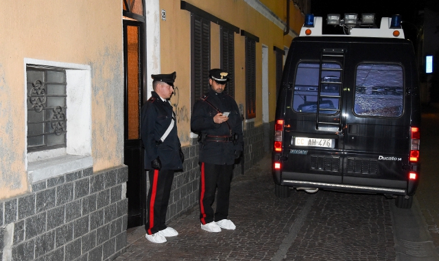 I carabinieri di fronte al luogo del delitto (Pubblifoto)