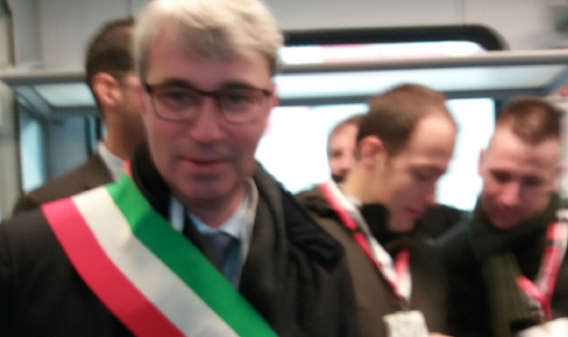 Il sindaco Davide Galimberti e numerosi “colleghi” sul treno inaugurale dell’Arcisate--Stabio (Red.)