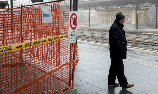 Alla Stazione Fs i pendolari auspicano di poter utilizzare il gabbiotto per ripararsi dal freddo, chiuso da anni per vandalismi e incursioni (Blitz)