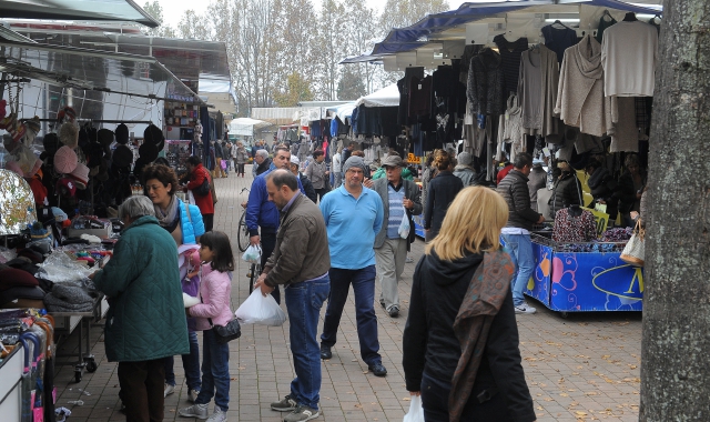 Un’immagine del mercato di Legnano. I problemi si trascinano da anni (Pubblifoto)