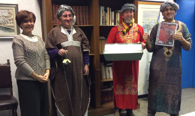 I tre Re Mogi consegnano i doni al vicesindaco Pierangela Vanzulli