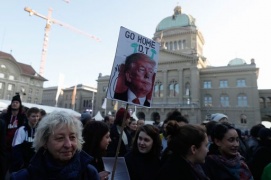 Manifestazione a Berna contro Trump al forum di Davos
