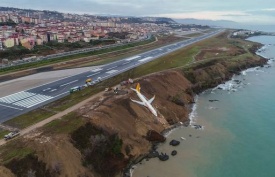 Turchia, aereo atterra e rischia di finire in mare: nessun ferito