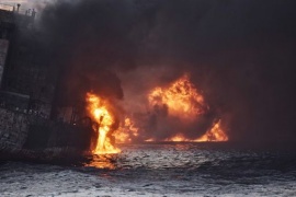 Petroliera affondata, corsa contro il tempo per evitare il disastro