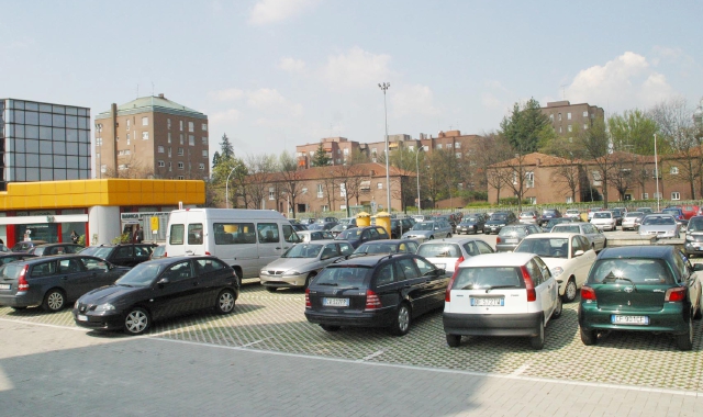 Il parcheggio del centro commerciale di via Sanzio (Archivio)