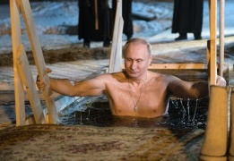 Putin fa il bagno nell'acqua gelata, rituale dell'Epifania