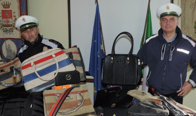 Alcuni dei prodotti taroccati sequestrati dagli agenti del comando di corso Magenta (Foto Redazione)