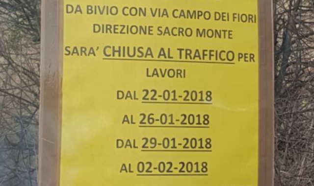 Il cartello comparso al Sacro Monte annuncia la chiusura di via del Ceppo
