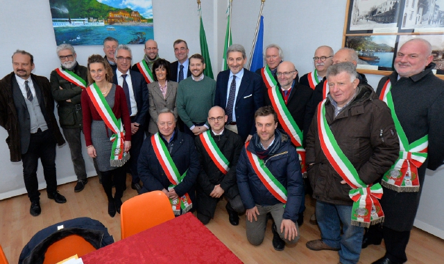 Foto di gruppo istituzionale per la cerimonia in a Porto Ceresio (Servizio di Angelo Puricelli e Stefano Benvegnù - Blitz Foto)  