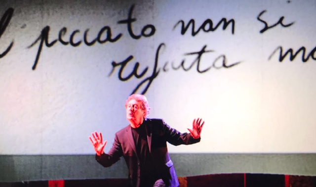 Enzo Iacchetti in un momento di “Libera nos domine”, suo ultimo lavoro teatrale di successo