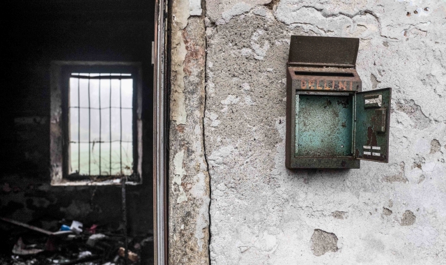 La cascina Burattana, storica realtà secentesca di proprietà del Comune, sta gradualmente crollando nonostante i numerosi progetti lanciati e puntualmente disattesi (foto Blitz)