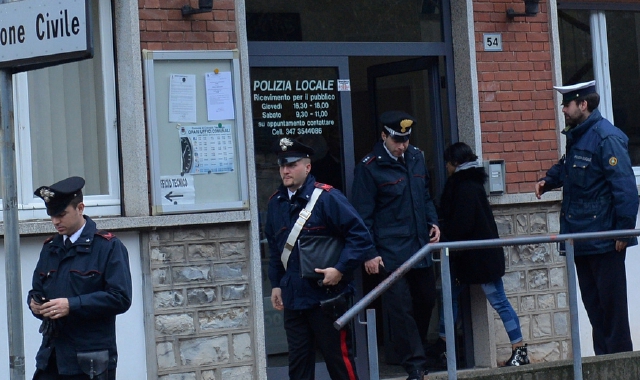 I carabinieri della Compagnia di Varese escono dal Municipio di Cocquio Trevisago (Blitz)
