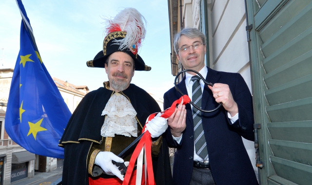 La consegna delle chiavi della città al Re Bosino da parte del sindaco Davide Galimberti (Archivio)