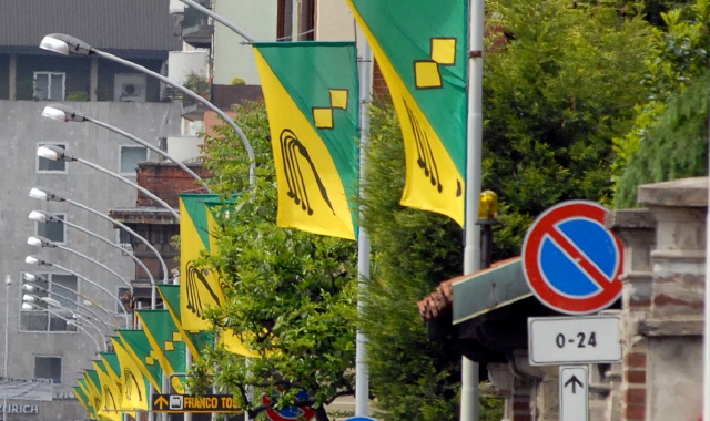 Via Alberto da Giussano con i pali della luce imbandierati