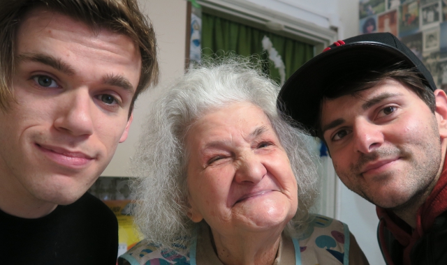 Jacopo Malnati e Daniel Marangiolo, iPantellas, con la nonna, come loro popolarissima su YouTube