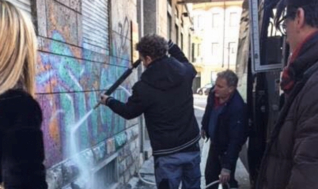 L’assessore Magugliani assiste alla pulizia dei murales in piazza Trento 