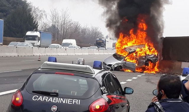 Le auto in fiamme sull’Autolaghi (Foto Blitz)