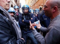 A Bologna cariche e scontri antagonisti-agenti: 5 i feriti