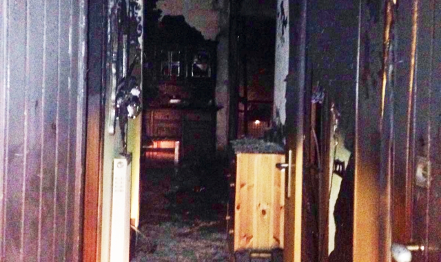 L’appartamento distrutto dalle fiamme  (foto Archivio)