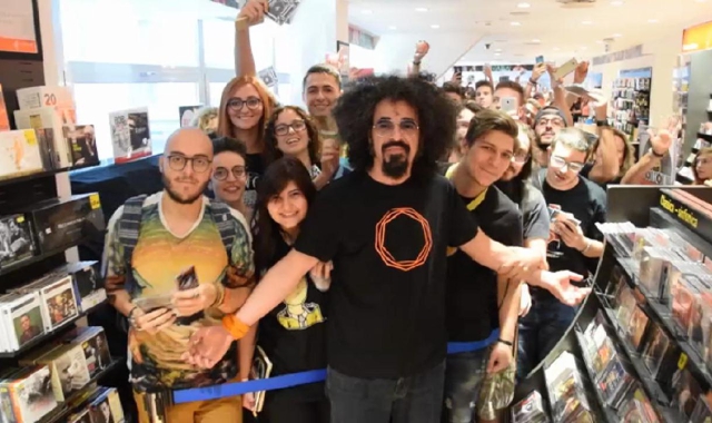 Michele Salvemini, alias Caparezza, circondato dai fan: sarà stasera al PalaYamamay di Busto
