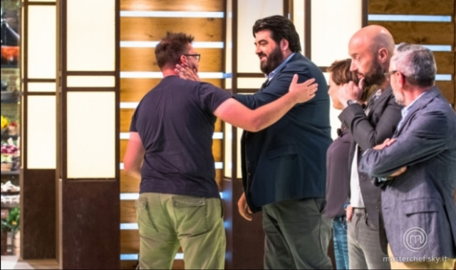 Davide Aviano saluta i giudici di MasterChef: qui i complimenti di chef Cannavacciuolo (sky)