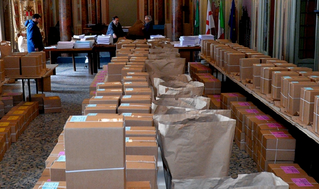 Venerdì 2, nel Salone Estense schede e materiale elettorale pronto per essere inviato ai seggi (foto Blitz)