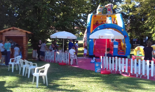 Due delle attrazioni che Glen Slanzi collocava nel parco Berrini di Ternate, che ora ospiterà giochi fissi (foto Redazione)